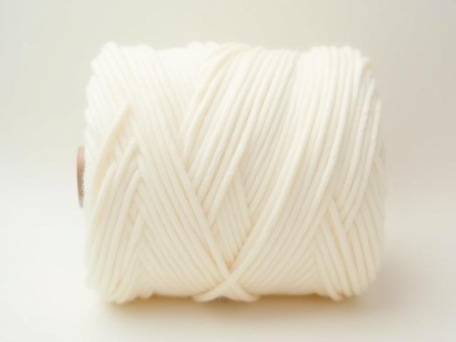 白いオーガニックコットンロープの大きなスプール、柔らかくしっかりとした質感。